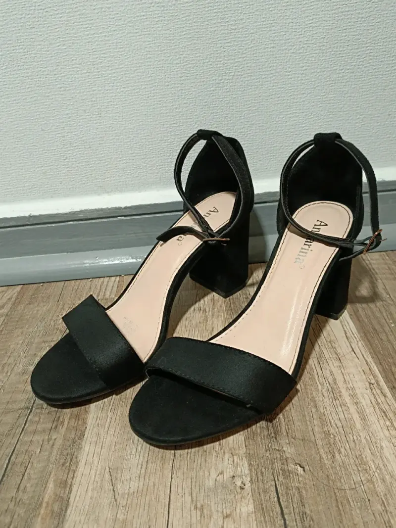 Sandalias de tacón alto negras elegantes