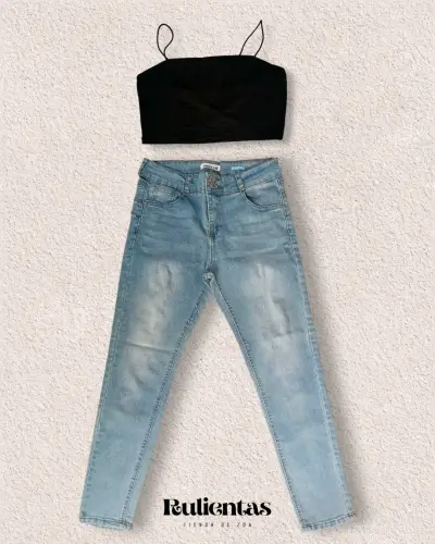 Conjunto de top negro y jeans azules para mujer - miniatura 1