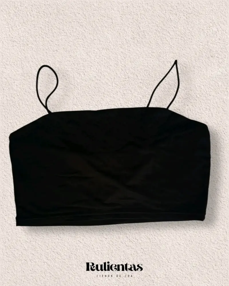 Conjunto de top negro y jeans azules para mujer - 2