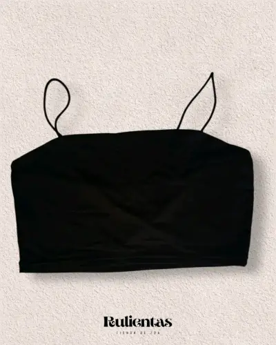Conjunto de top negro y jeans azules para mujer - miniatura 2