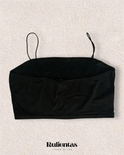Conjunto de top negro y jeans azules para mujer - miniatura 3