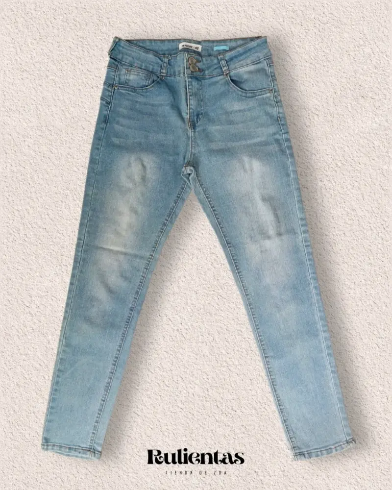 Conjunto de top negro y jeans azules para mujer - 4