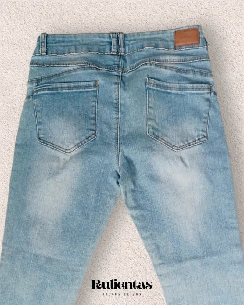 Conjunto de top negro y jeans azules para mujer - 6