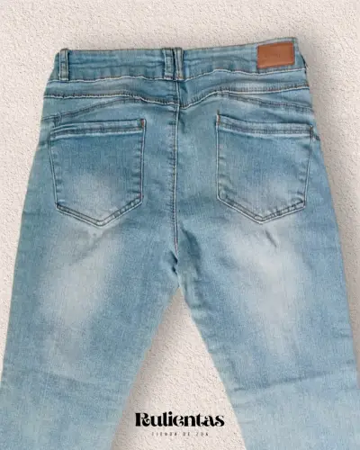 Conjunto de top negro y jeans azules para mujer - miniatura 6