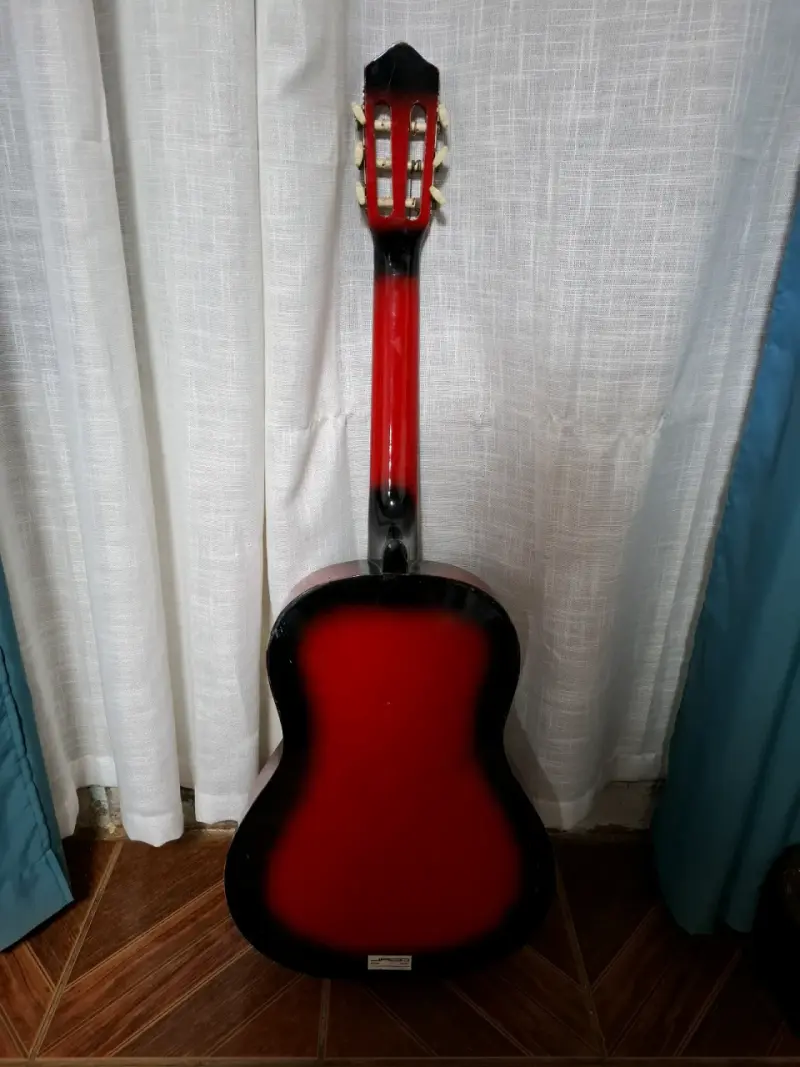 Guitarra acústica clásica roja con diseño floral - 2