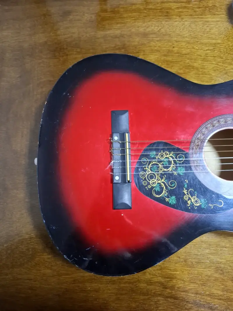 Guitarra acústica clásica roja con diseño floral - 3