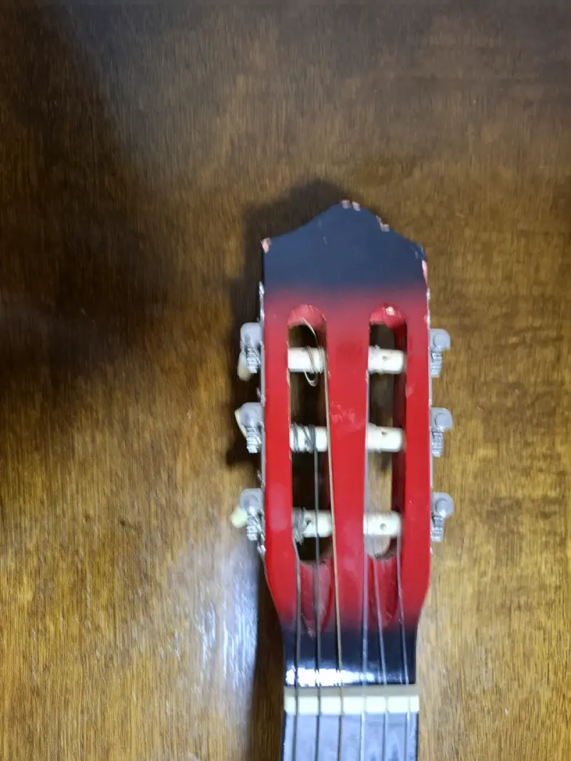 Guitarra acústica clásica roja con diseño floral - 4
