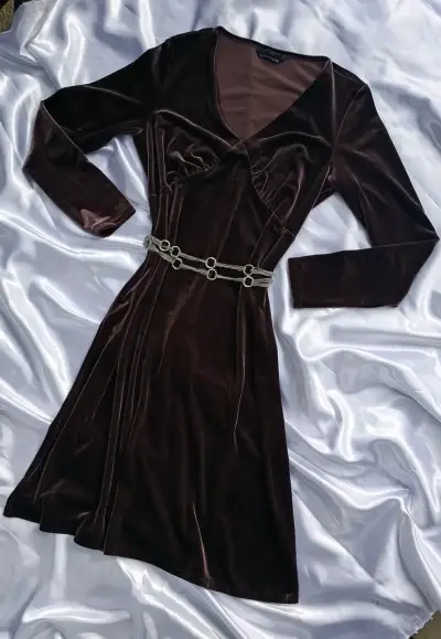 Vestido de terciopelo marrón - miniatura 4