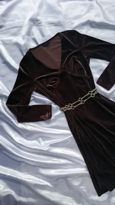 Vestido de terciopelo marrón - miniatura 5