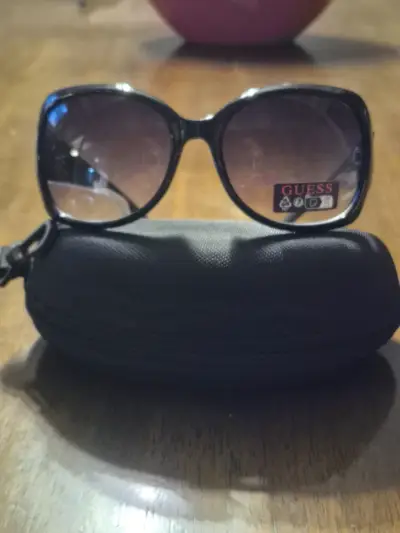 Gafas de sol Guess negras con estuche - miniatura 1