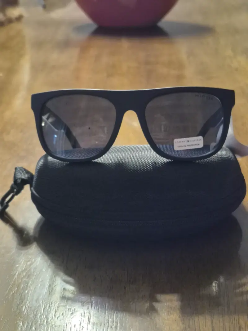 Gafas de sol Guess negras con estuche - 2