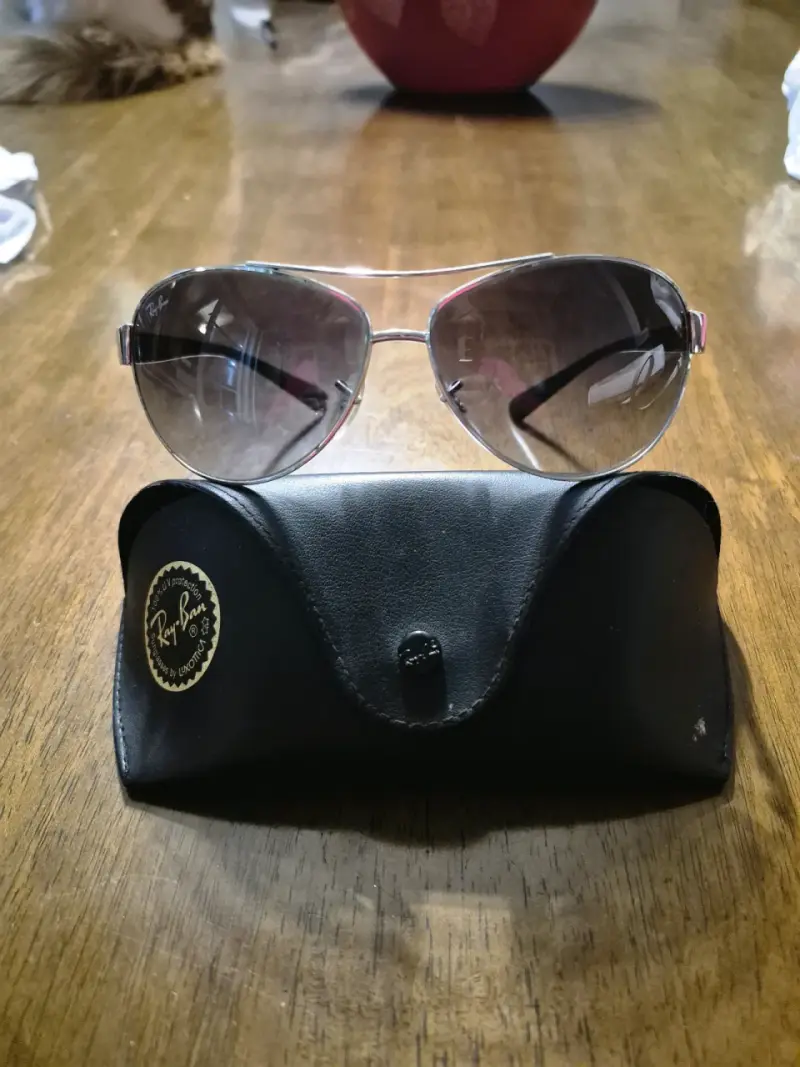Gafas de sol Guess negras con estuche - 3