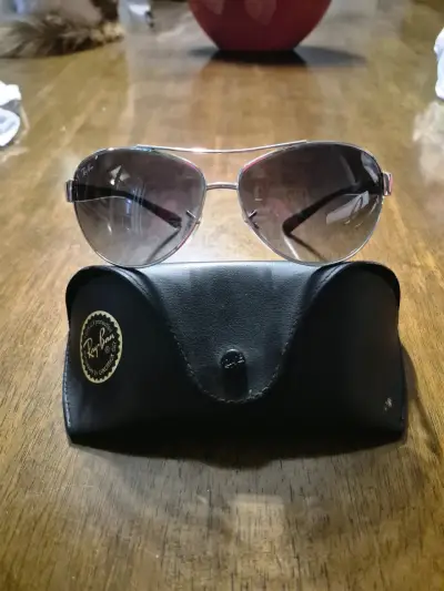 Gafas de sol Guess negras con estuche - miniatura 3