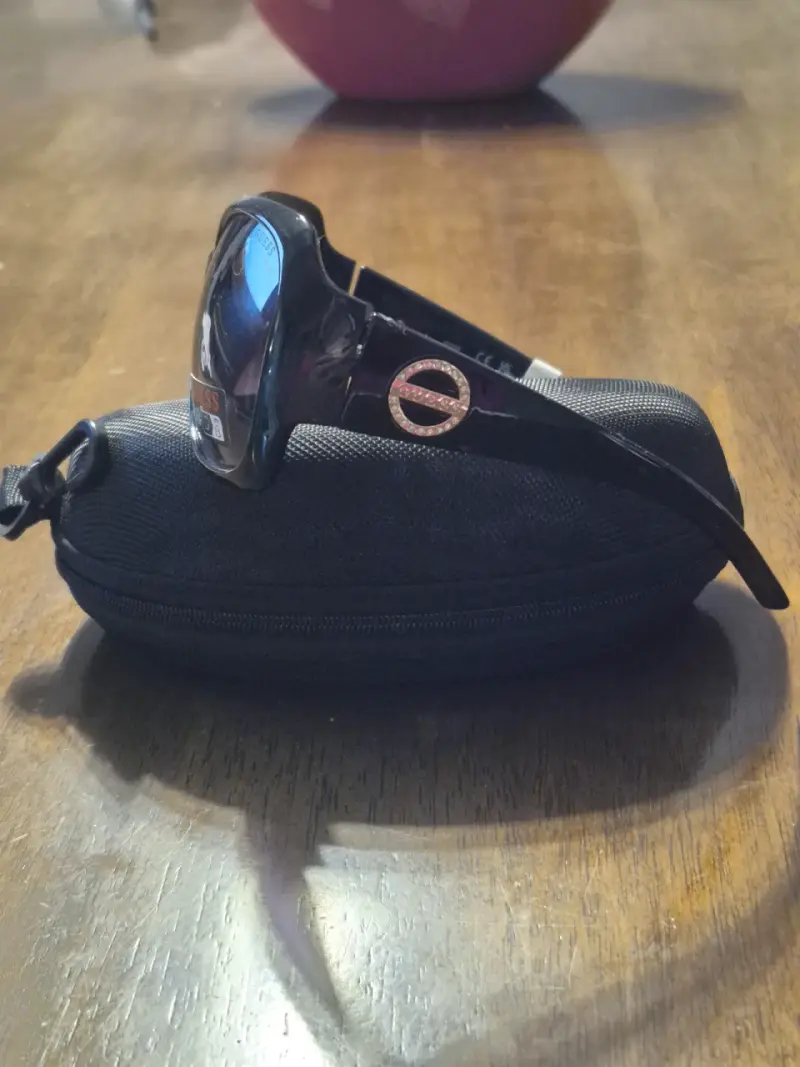 Gafas de sol Guess negras con estuche - 4