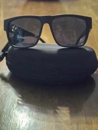 Gafas de sol Guess negras con estuche - miniatura 5