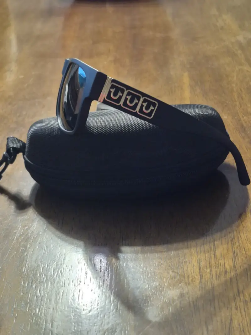 Gafas de sol Guess negras con estuche - 6