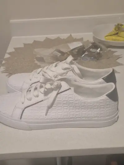 Zapatillas blancas de cuero sintético con diseño texturizado - miniatura 1