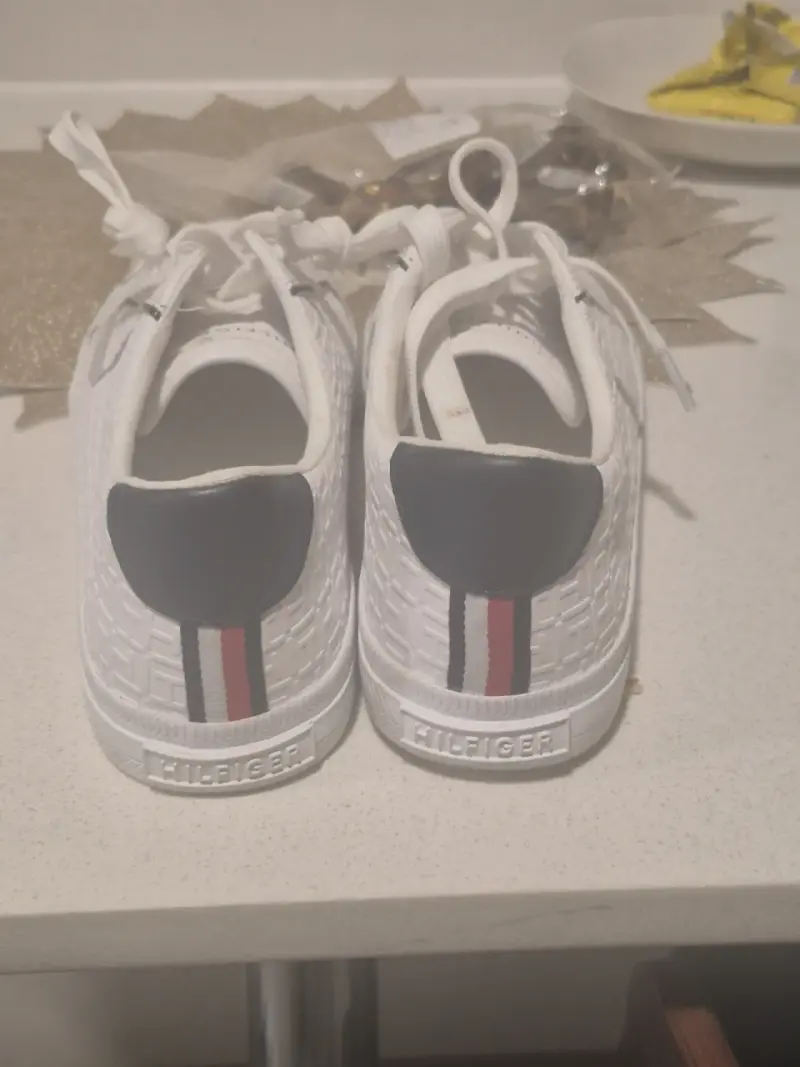 Zapatillas blancas de cuero sintético con diseño texturizado - 2
