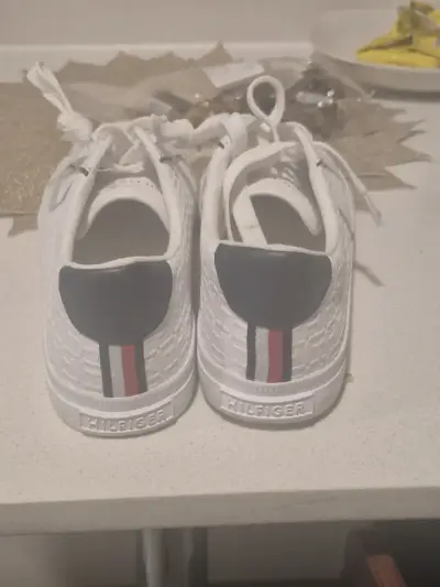 Zapatillas blancas de cuero sintético con diseño texturizado - miniatura 2