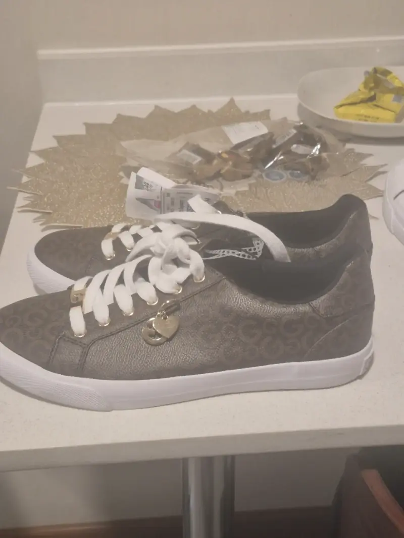 Zapatillas blancas de cuero sintético con diseño texturizado - 3