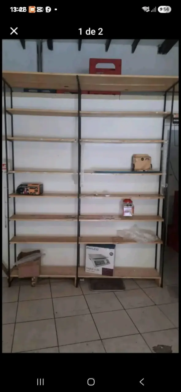 Estantería metálica con repisas de madera - 1