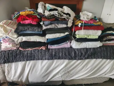 Lote de ropa variada para mujer en buen estado - miniatura 1