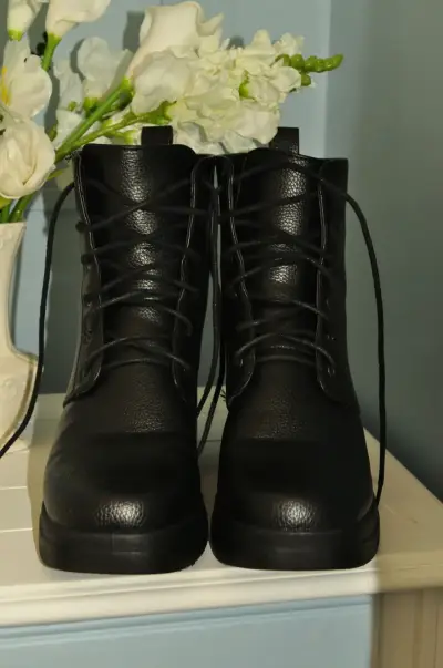 Botines Negros de Cuero con Tacón - miniatura 2
