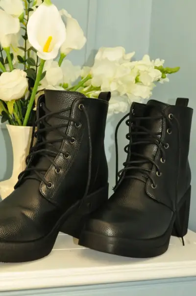 Botines Negros de Cuero con Tacón - miniatura 3