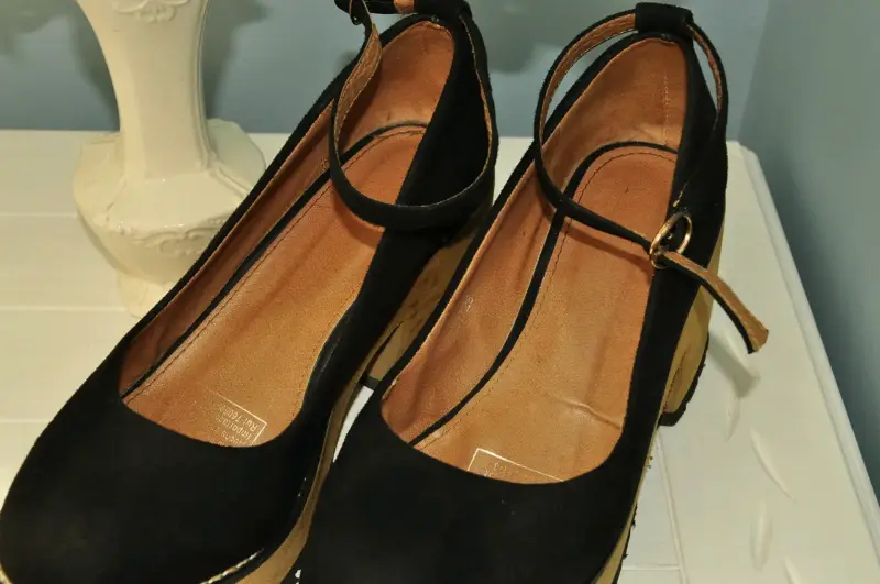 Zapatos de plataforma negros con correa - 1