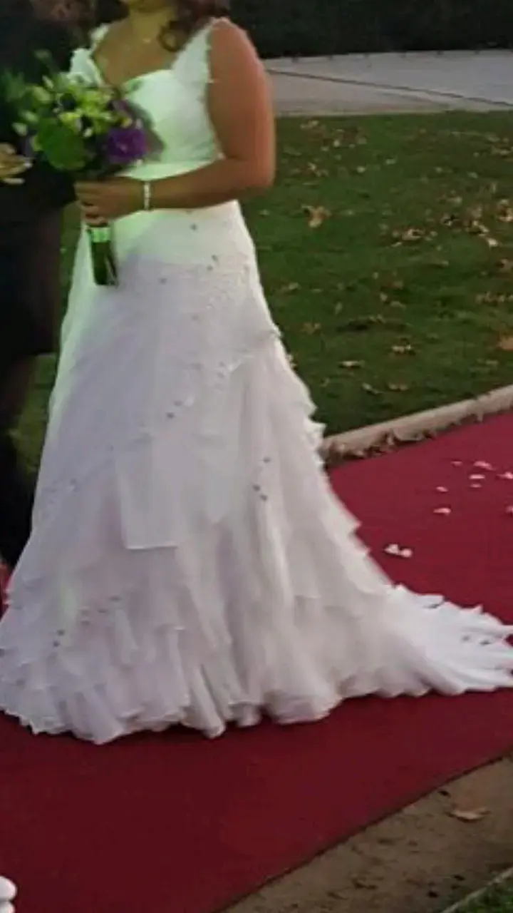 Vestido de novia blanco con encaje y cola - 1