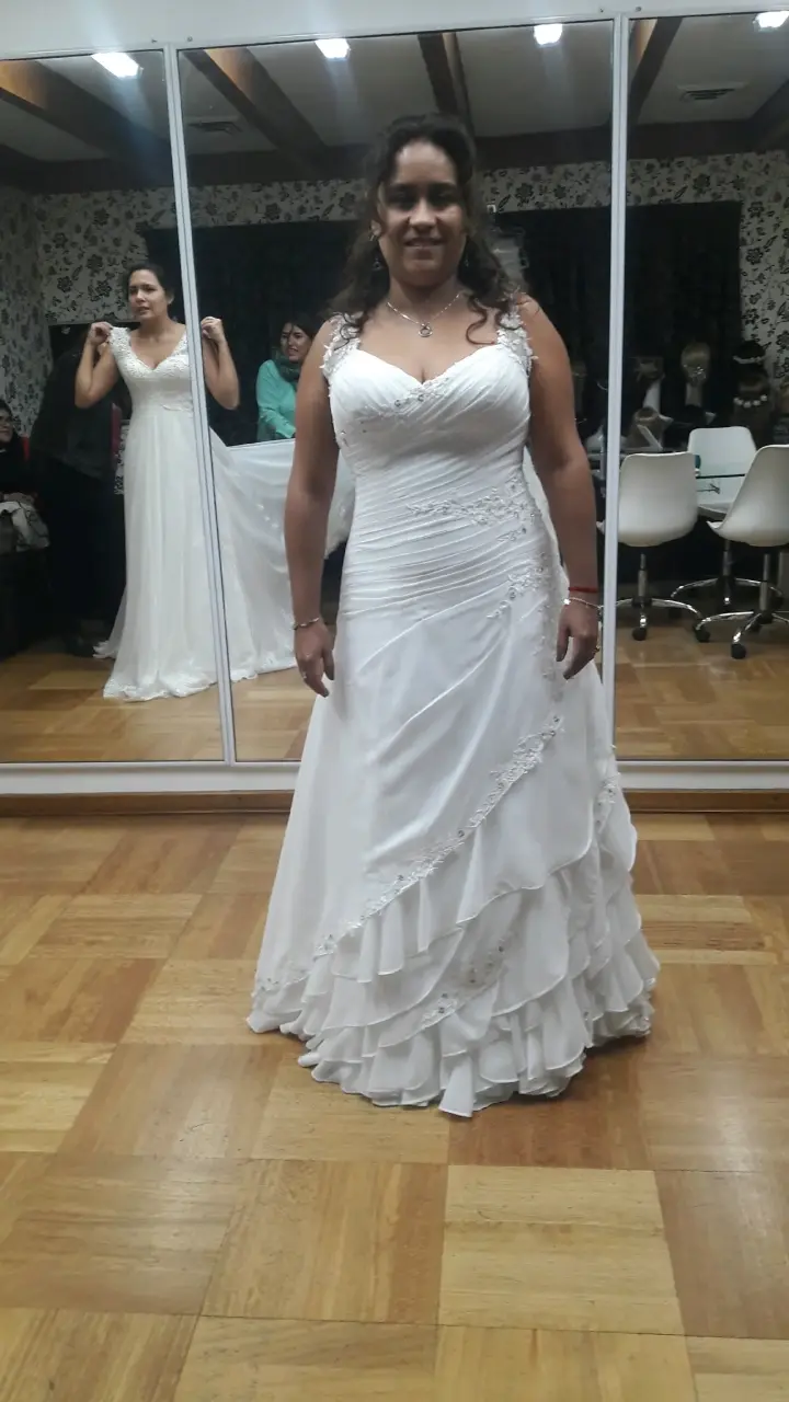 Vestido de novia blanco con encaje y cola - 3