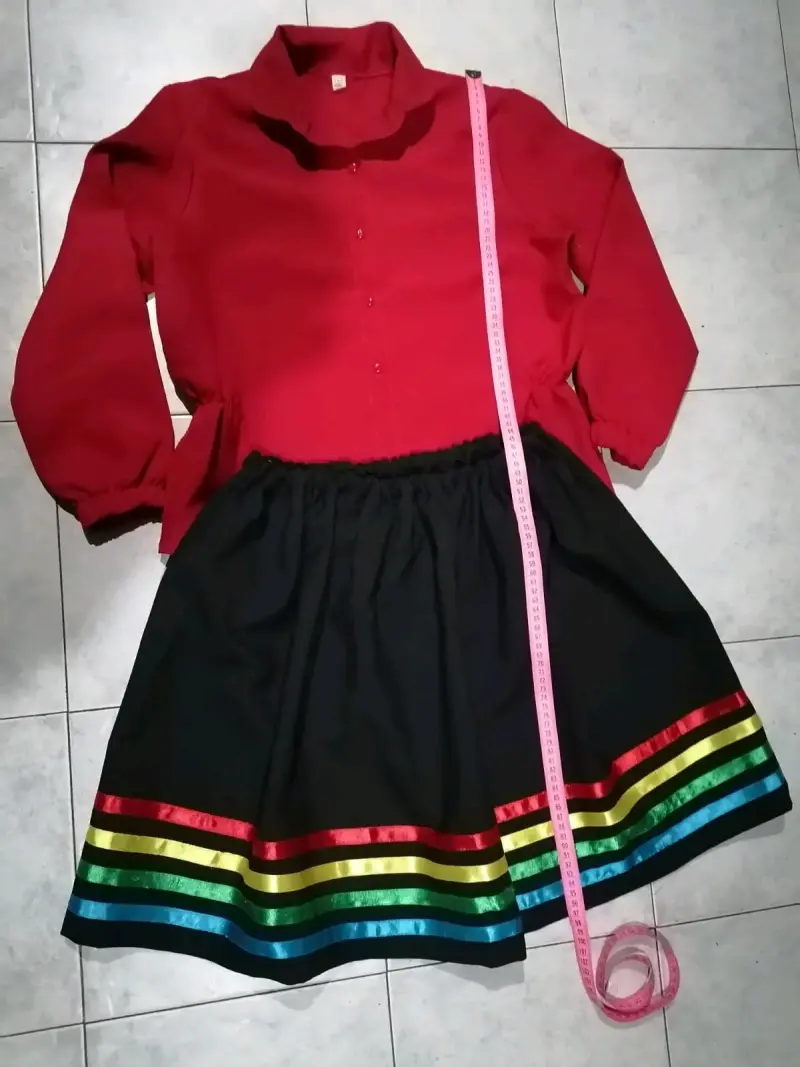Conjunto de blusa roja y falda negra con cintas coloridas - 1