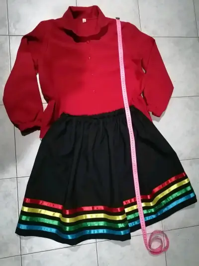 Conjunto de blusa roja y falda negra con cintas coloridas - miniatura 1