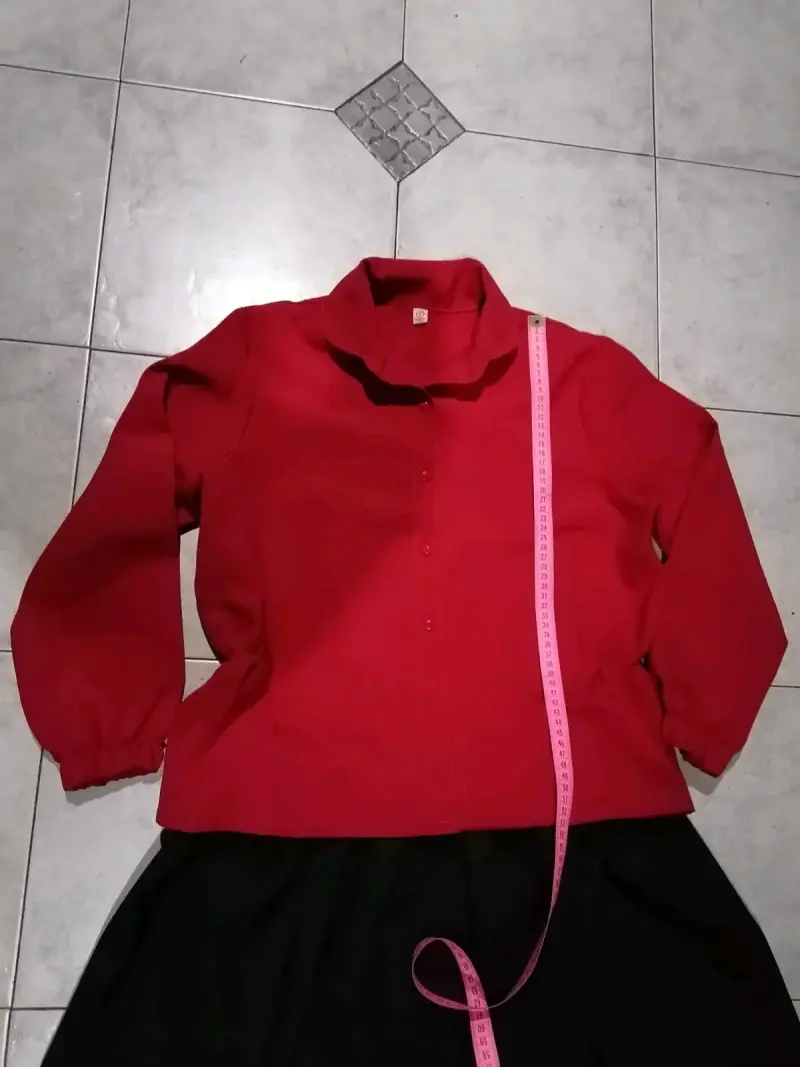 Conjunto de blusa roja y falda negra con cintas coloridas - 2
