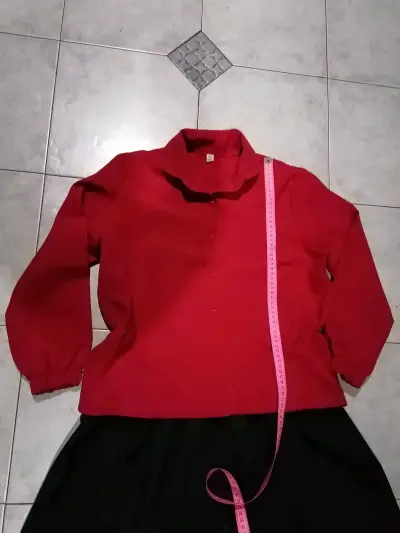 Conjunto de blusa roja y falda negra con cintas coloridas - miniatura 2
