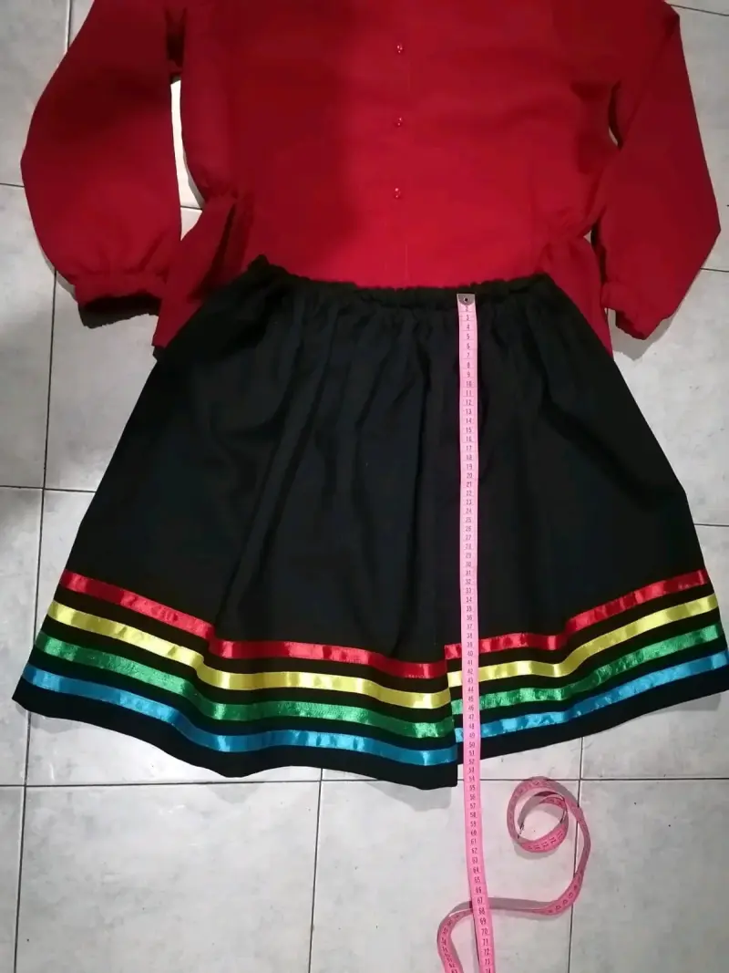 Conjunto de blusa roja y falda negra con cintas coloridas - 3
