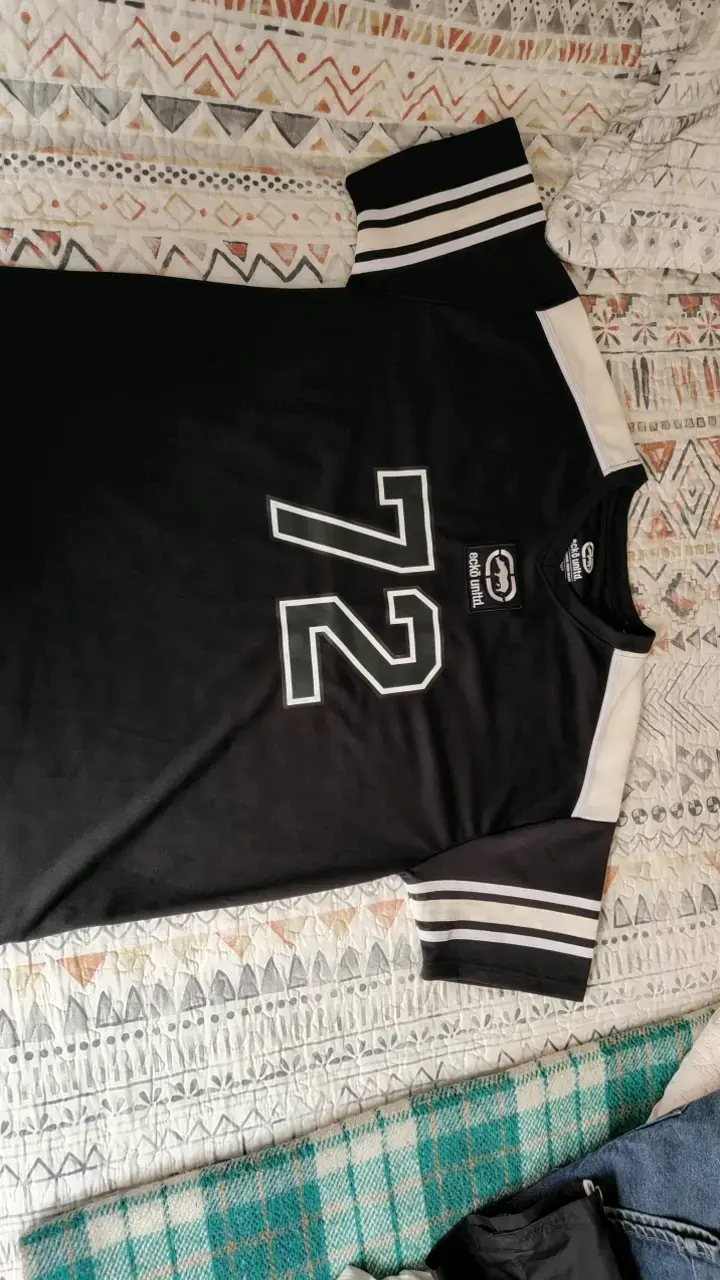 Polera negra Ecko Unltd con número 72 - 1