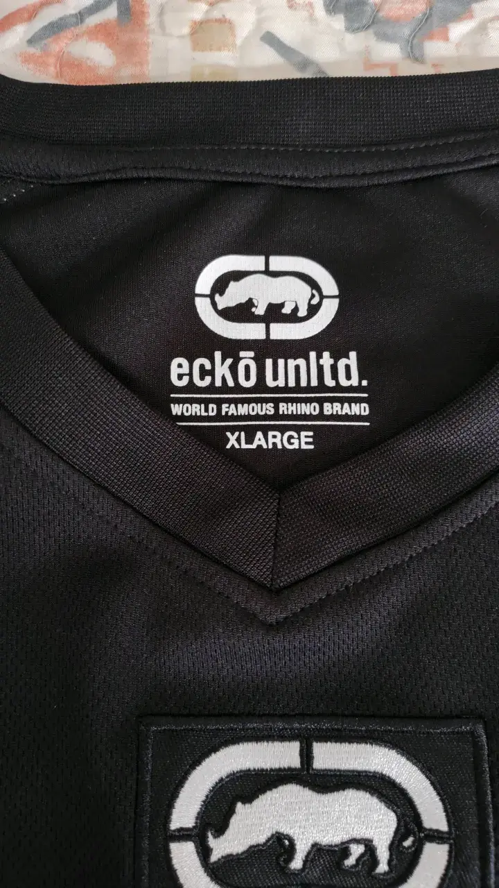 Polera negra Ecko Unltd con número 72 - 2