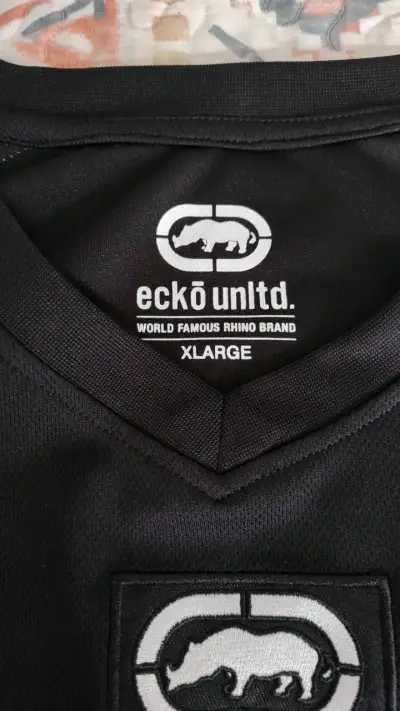 Polera negra Ecko Unltd con número 72 - miniatura 2
