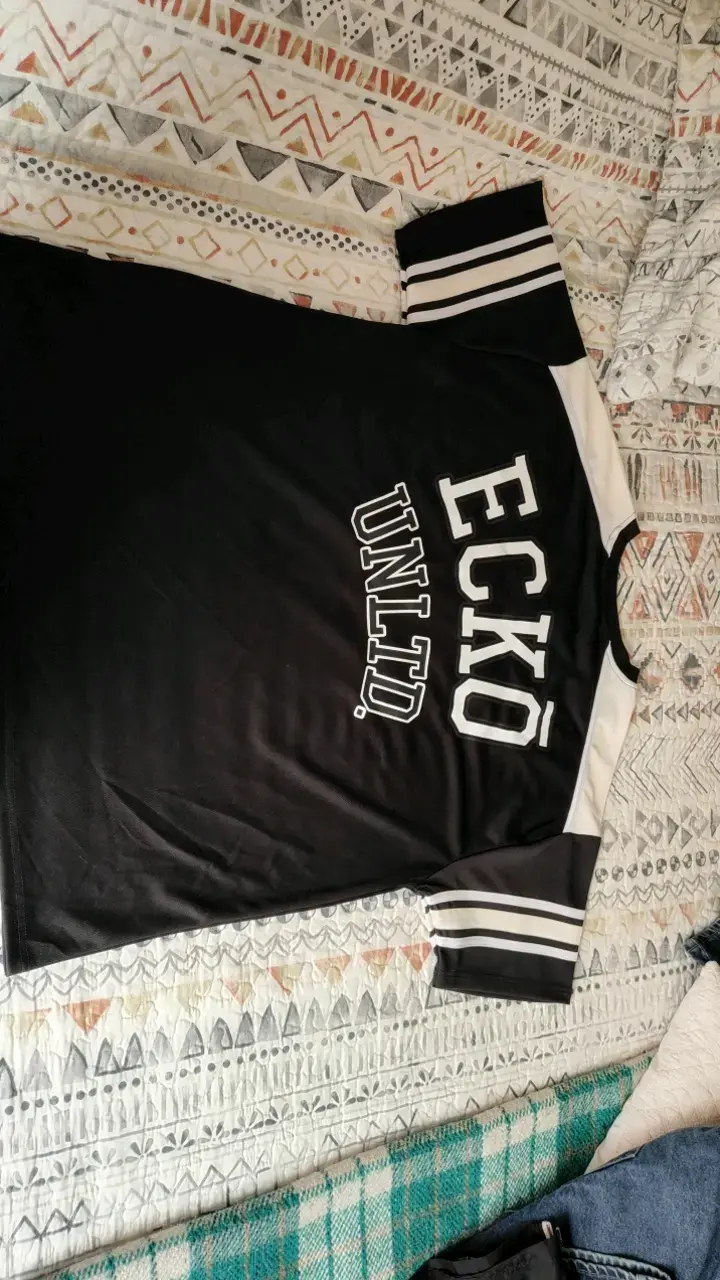 Polera negra Ecko Unltd con número 72 - 3