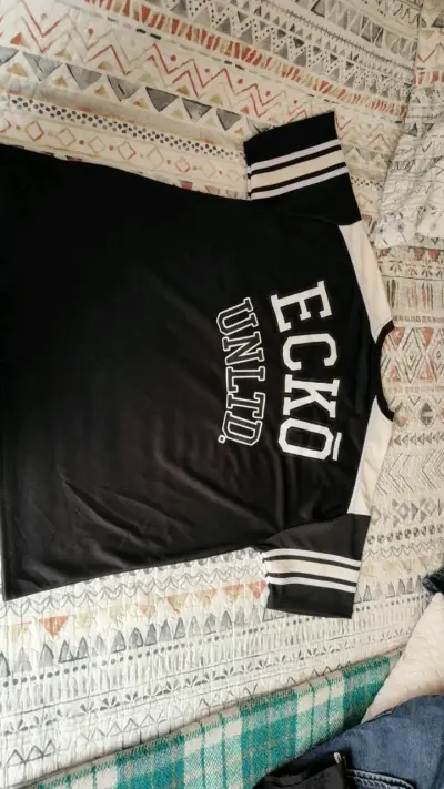 Polera negra Ecko Unltd con número 72 - miniatura 3