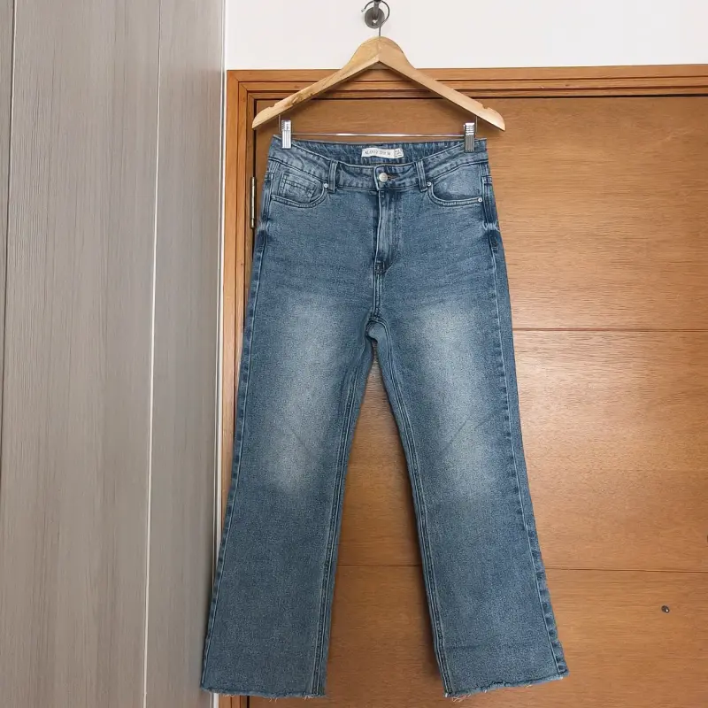 Jeans acampanados de mezclilla azul para mujer - 1