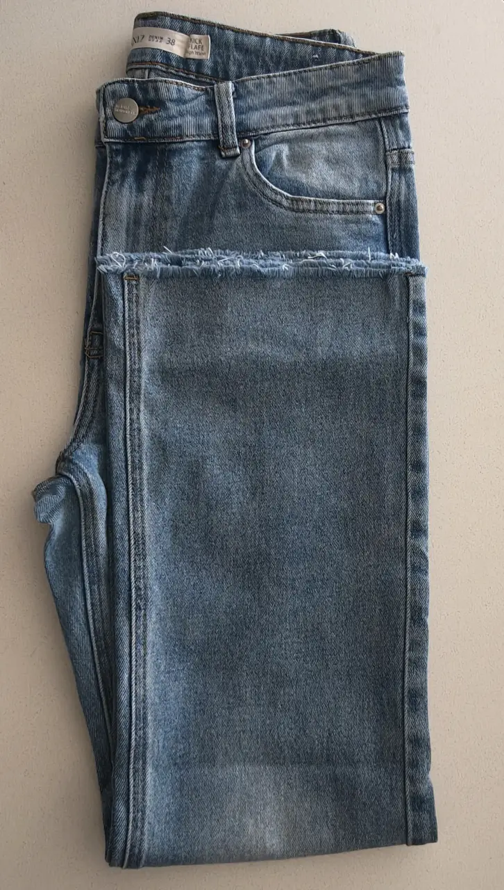 Jeans acampanados de mezclilla azul para mujer - 2