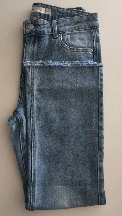 Jeans acampanados de mezclilla azul para mujer - miniatura 2