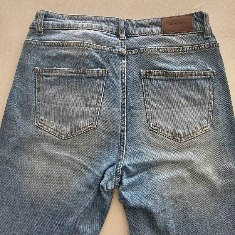 Jeans acampanados de mezclilla azul para mujer - 3