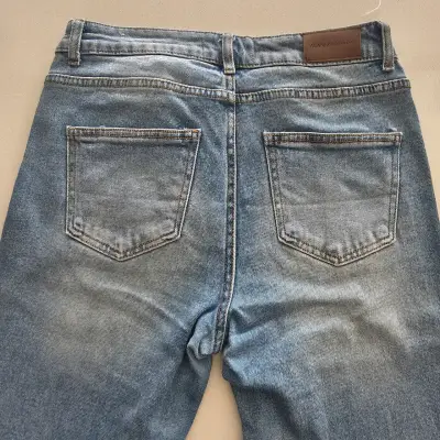 Jeans acampanados de mezclilla azul para mujer - miniatura 3