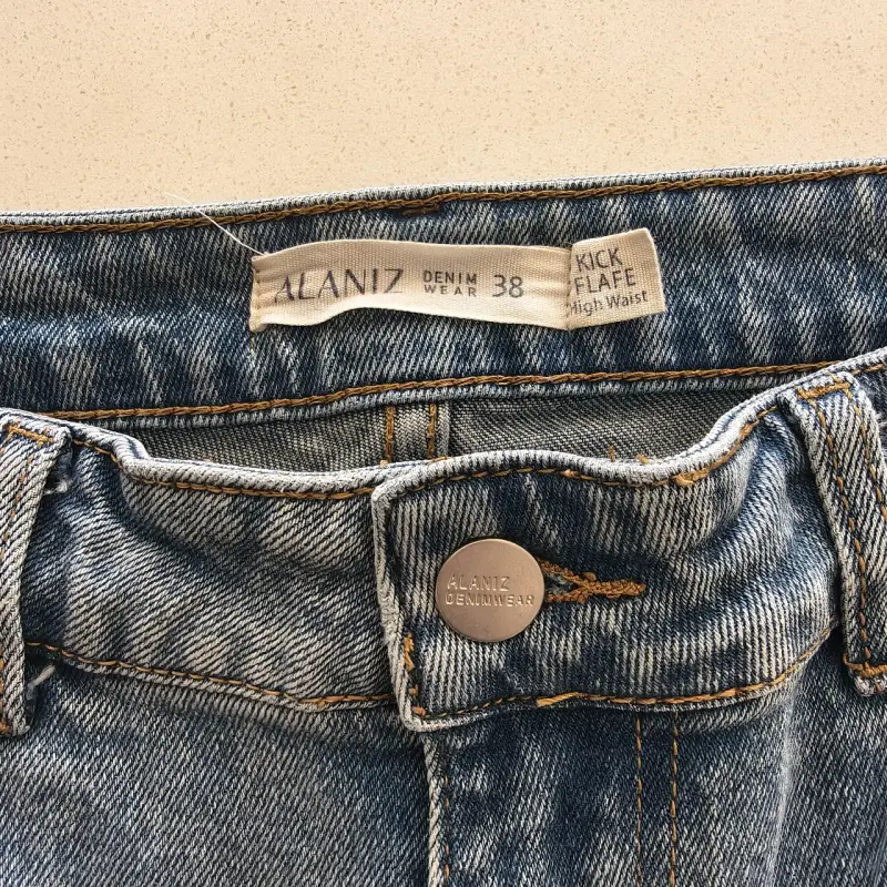 Jeans acampanados de mezclilla azul para mujer - 4