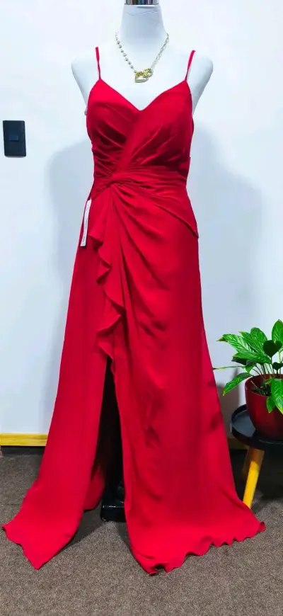 Vestido largo elegante rojo con tirantes - miniatura 1