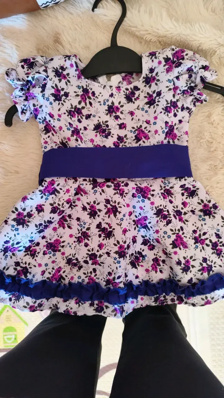 Vestido floral para niña con cinturón azul - 1