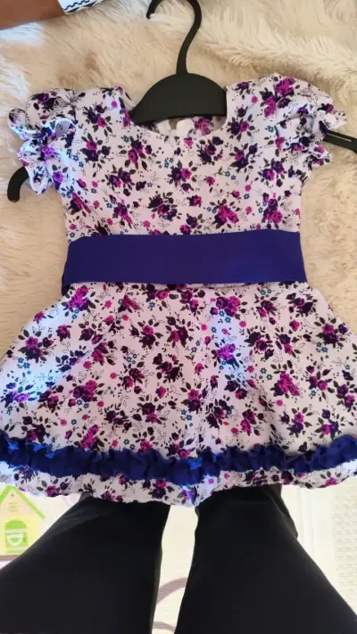 Vestido floral para niña con cinturón azul - miniatura 1
